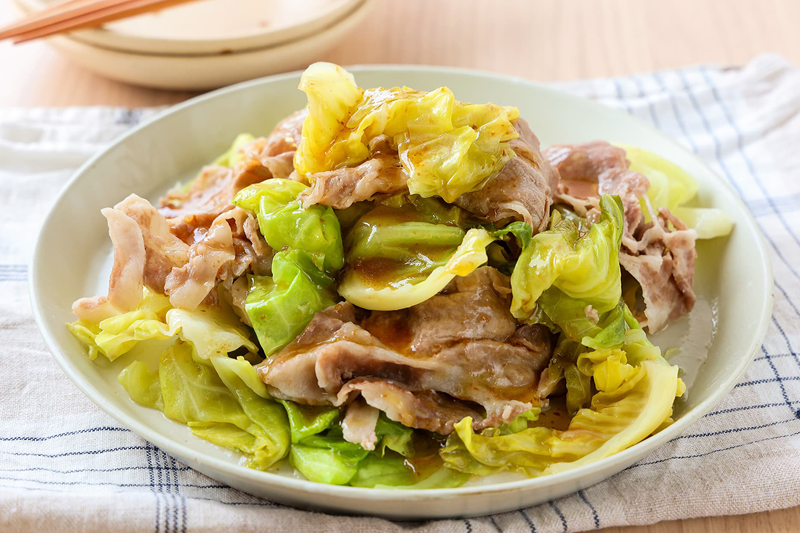 豚肉とキャベツのフライパン蒸し チョレギだれがけ