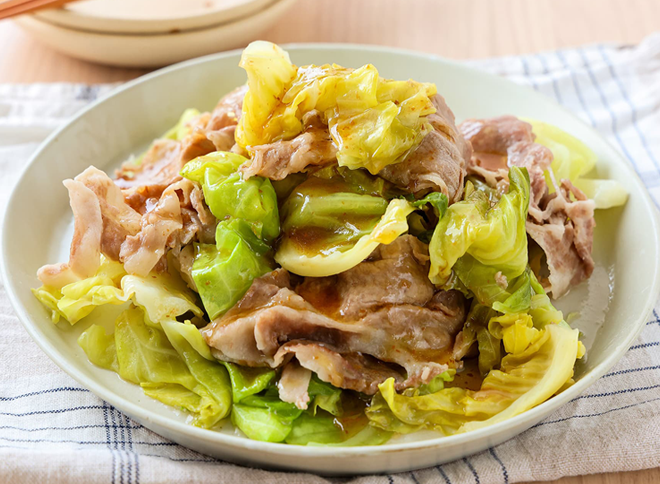 豚肉とキャベツのフライパン蒸し チョレギだれがけ（韓食レシピ）