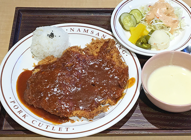 韓国式トンカツは、日本のとんかつと似ているようで、やっぱり別物なのです。