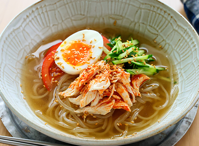 蒸し鶏のキムチ和え冷麺（韓食レシピ）