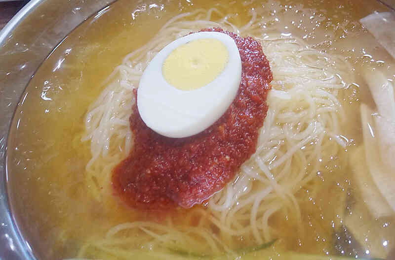 タデギをたっぷりかけて食べるミルミョン