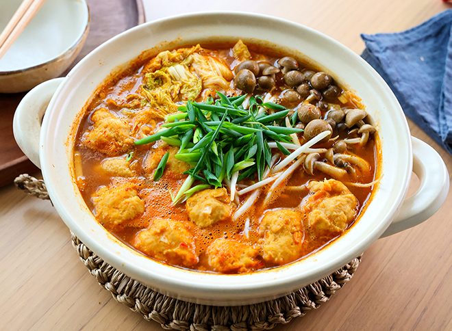 鶏団子のキムチチゲ（韓食レシピ）