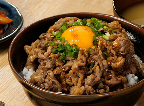 ジャン焼肉サイト：週末に楽しむ「卵をのせてとろ～り！生だれジューシー焼肉丼」など、3月のおすすめ焼肉レシピを掲載しました。