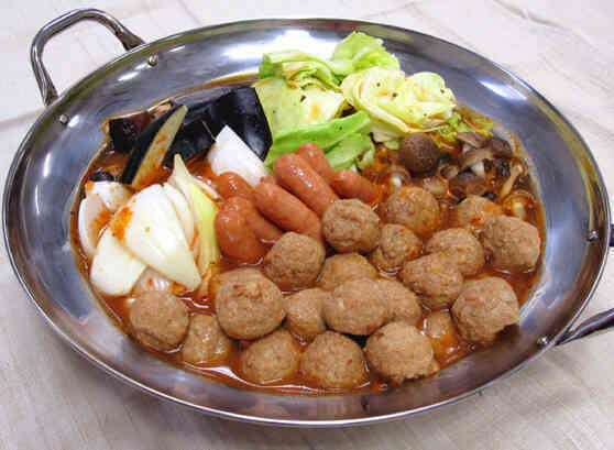 肉だんごとソーセージのトマト鍋