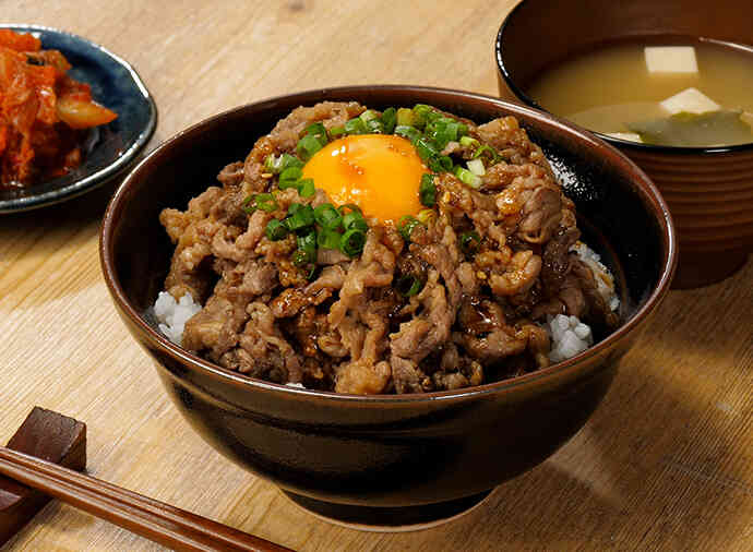 卵をのせてとろ～り！生だれジューシー焼肉丼