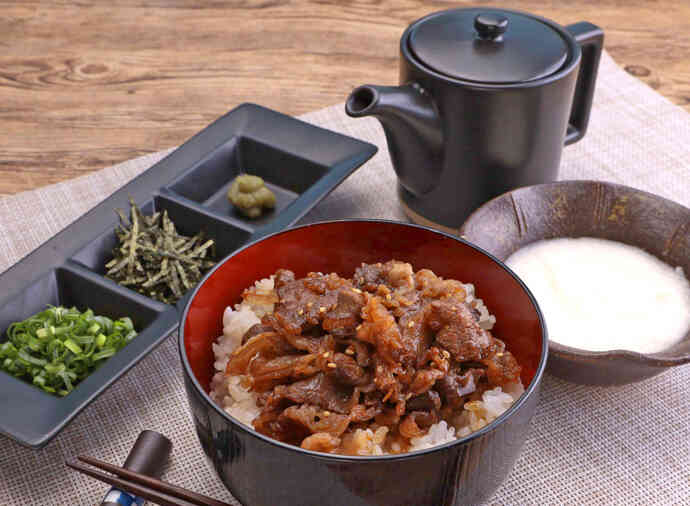 ジャンととろろとおだしで食べる牛まぶし丼