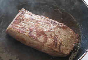 牛肉の全面にしっかりと焼き色をつけます。