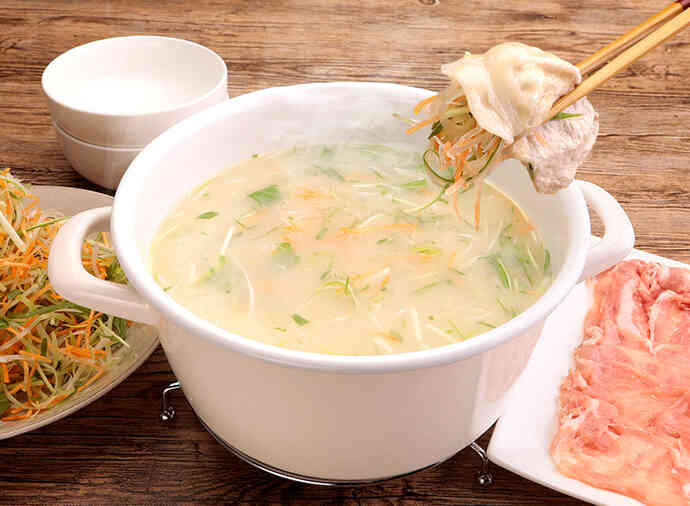 カット野菜でお手軽!やみつきにんにく肉しゃぶ鍋