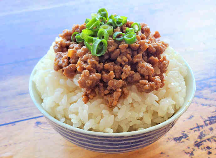 肉そぼろ丼(業務用商品使用)