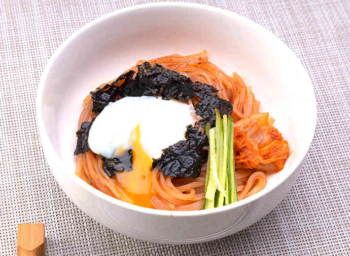 韓国のりと温泉卵のビビン冷麺