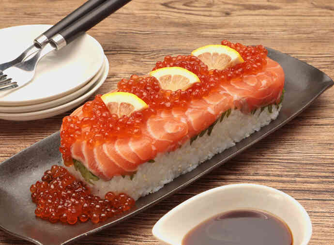 サーモンといくらの親子押し寿司