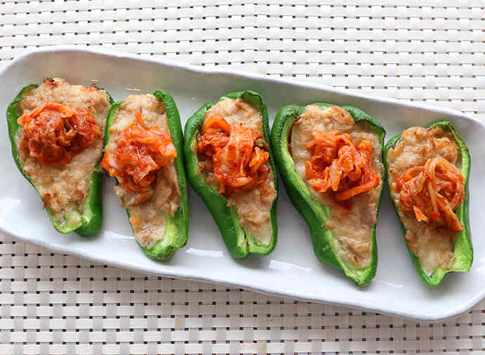 キムチのせピーマンのツナマヨ詰め