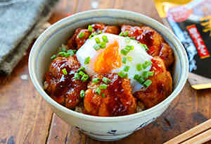Mizukiの韓国風甘辛チキン丼