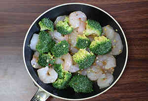 えびとブロコリーのアヒージョ