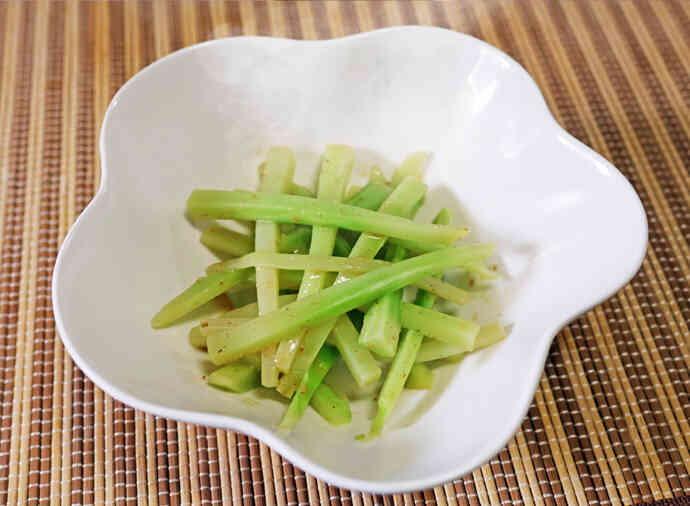 ブロッコリーの茎だけナムル