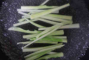 ブロッコリーの茎だけナムル