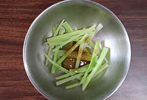 ブロッコリーの茎だけナムル