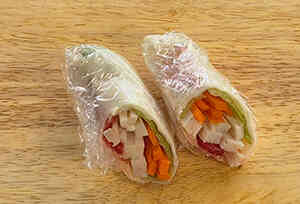 春巻の皮をそのまま巻いて作る!サラダチキンラップサンド
