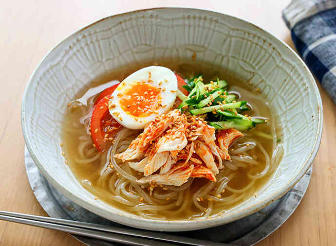 Mizukiの蒸し鶏のキムチ和え冷麺