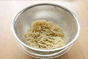 Mizukiの蒸し鶏のキムチ和え冷麺