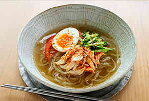 Mizukiの蒸し鶏のキムチ和え冷麺