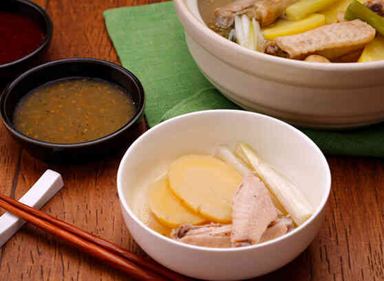 にんにくごま油だれで楽しむタッハンマリ風鶏鍋