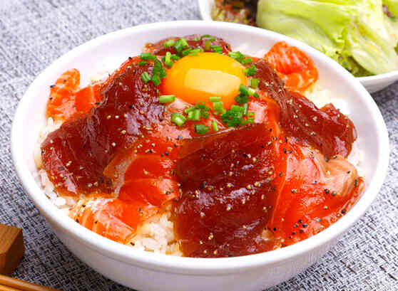 まぐろとサーモンのスパイシー漬け丼