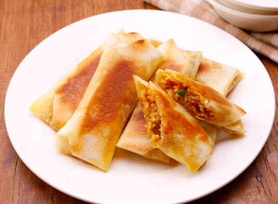 ドライカレーとチーズの焼春巻