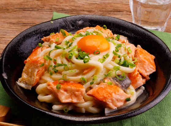 塩鮭のクリーム釜玉うどん