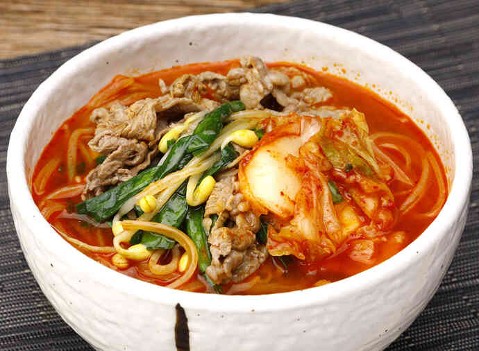 キムチのせユッケジャン麺