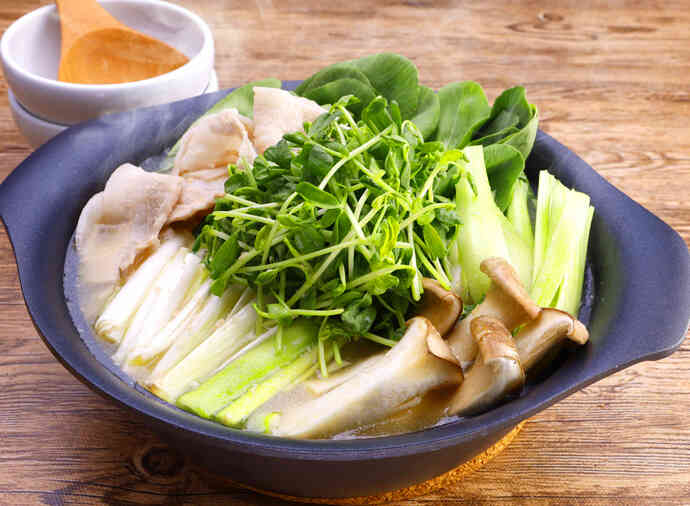 豆苗と青菜の糀にんにく鍋