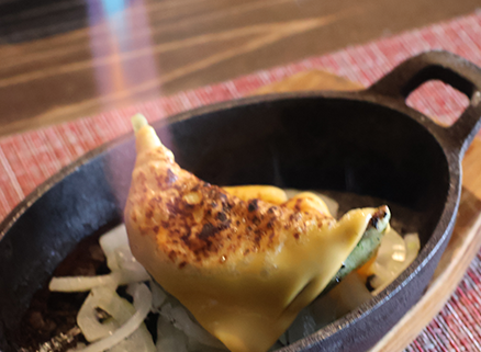 目の前で皮を伸ばす創作餃子の「ぎょうにんべん」（後編）