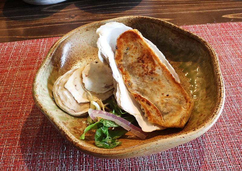宮城の牡蠣を丸ごと包んだ牡蠣餃子