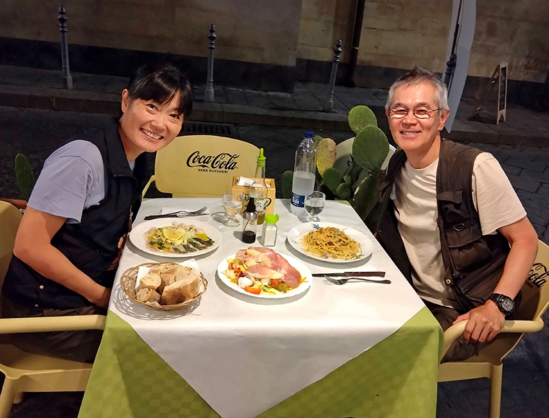 シチリア島で取材旅行中のえーじさんと智子さん（えーじさん提供）